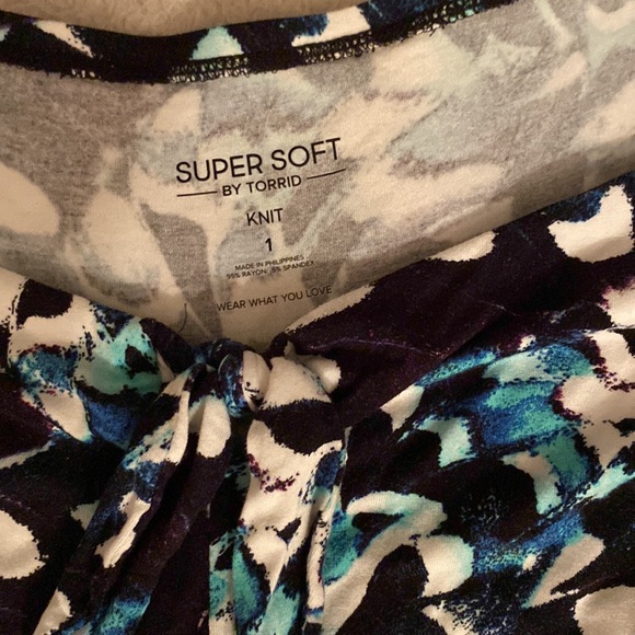 Torrid top size 1 only worn once - Picture 2 of 3
